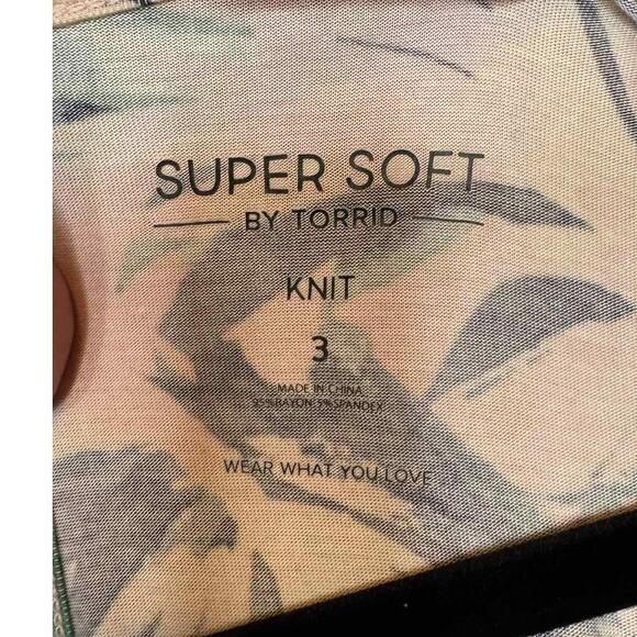 TORRID Super Soft Surplice Romper Palm Leaf Pink and Green Size 3 (22-24) - Picture 6 of 7